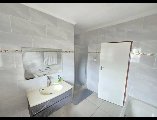 3 BEDROOM FREEHOLD FOR SALE IN BRACKENHURST